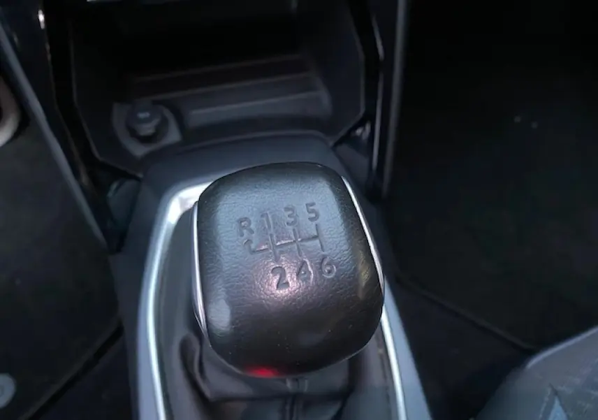 Le levier de vitesses manuel noir de la Peugeot 2008 2020, vue rapprochée de la console centrale.