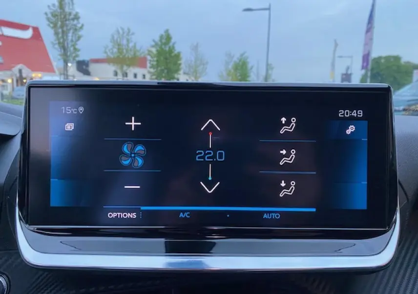 Écran tactile 7 pouces du système de climatisation automatique du Peugeot 2008 blanc, affichant 22°C et options de ventilation.