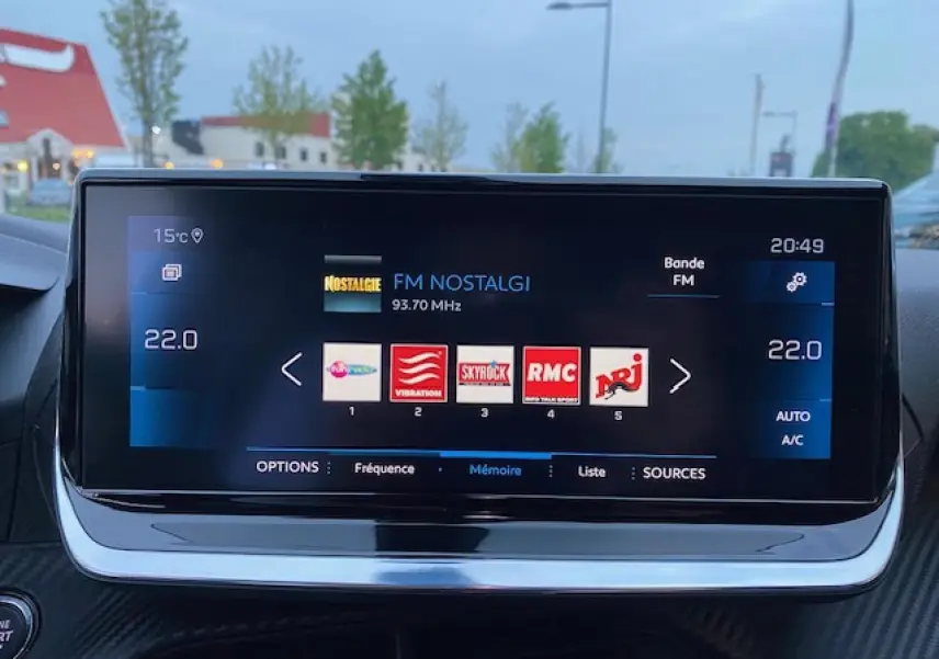 Écran tactile 7 pouces du système multimédia du Peugeot 2008 2020 affichant les radios FM en extérieur.