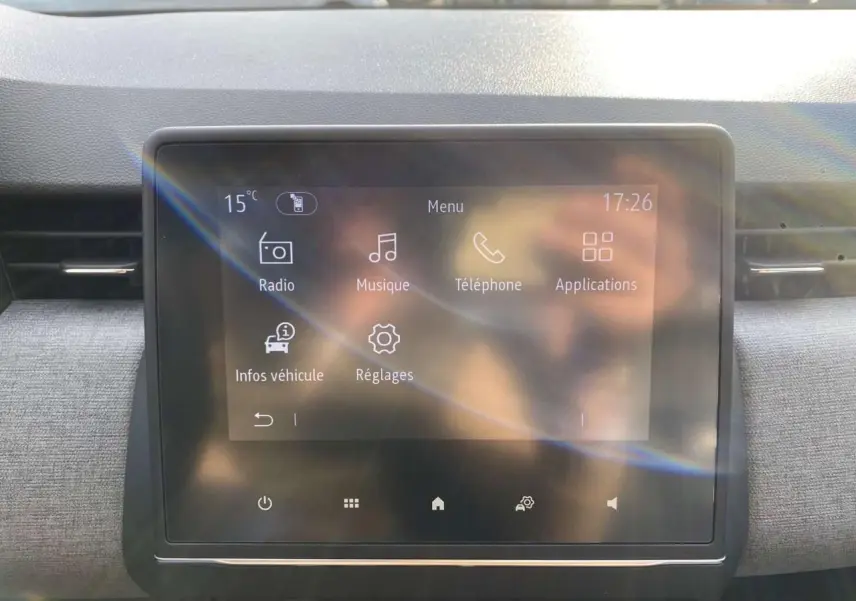 Écran tactile 7 pouces du système Easy Link de la Renault Clio 2025 avec menu radio, musique et téléphone visible.