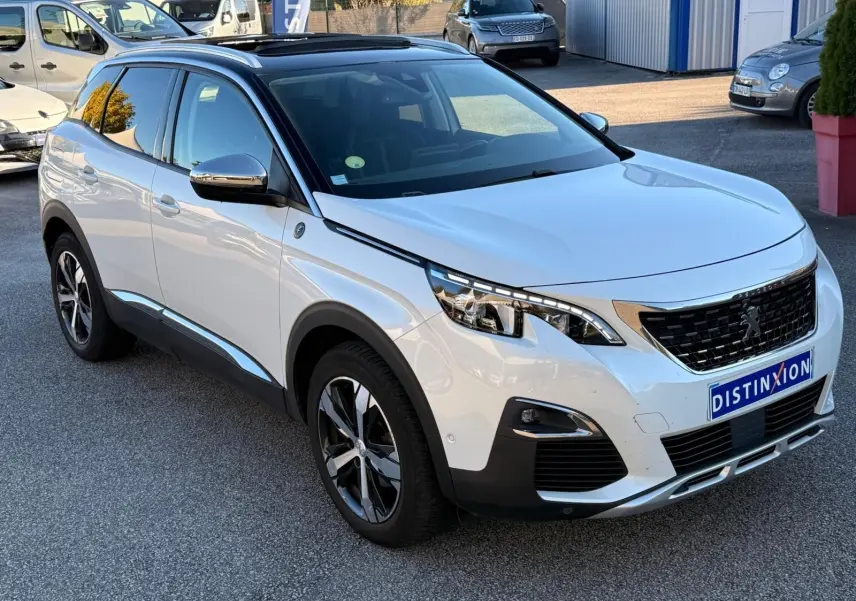 Peugeot 3008 blanc nacré vue 3/4 avant droit avec toit noir et jantes alliage distinctives.