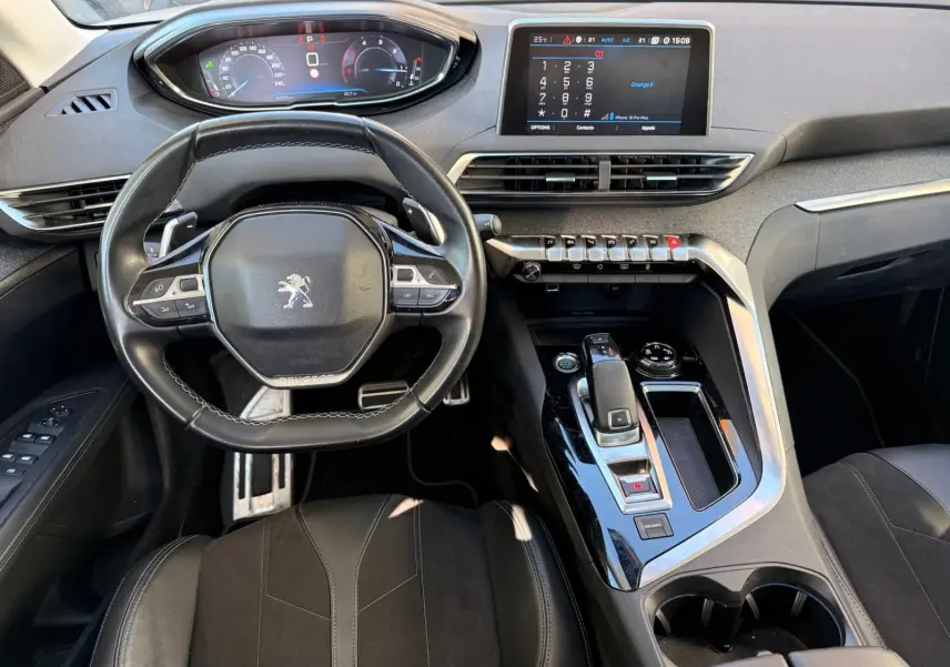 Intérieur du Peugeot 3008 2019, vue du poste de conduite avec volant cuir, tableau de bord numérique et console centrale moderne.