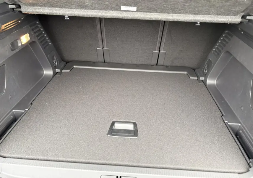 Coffre vu de face du Citroën C5 Aircross Hybrid 2025, avec plancher plat et habillage noir sobre.