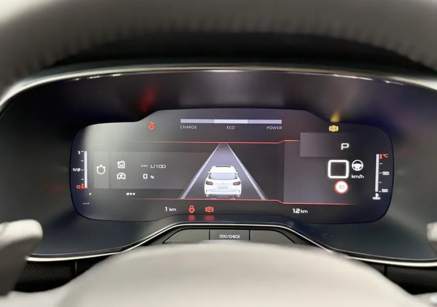 Vue rapprochée du combiné numérique du Citroën C5 Aircross Hybrid 2025, affichant la conduite assistée et l'état du véhicule.