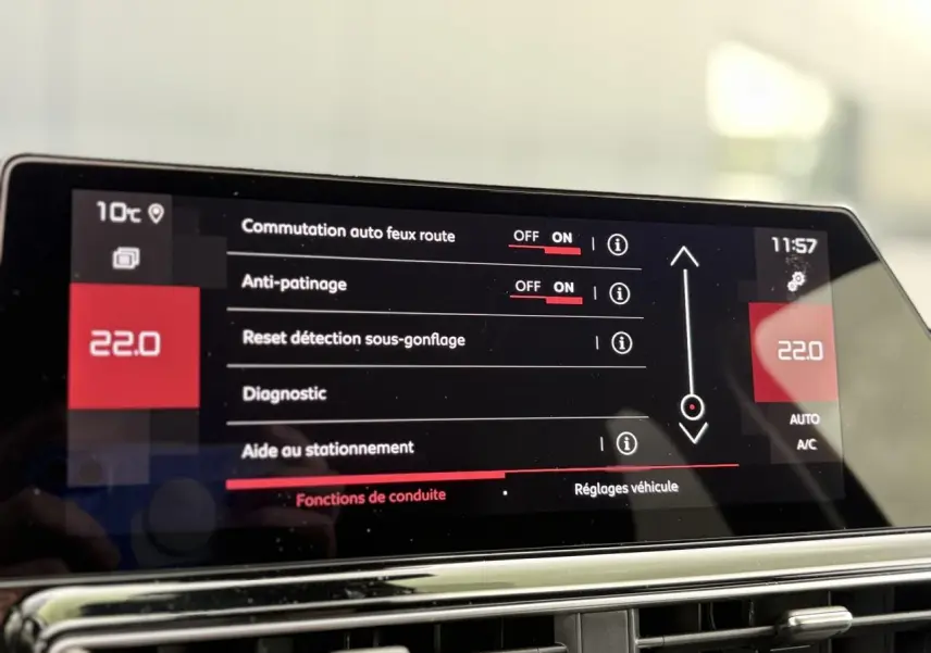 Écran tactile central du Citroën C5 Aircross Hybrid noir, affichant les réglages de conduite et température à 22°C.