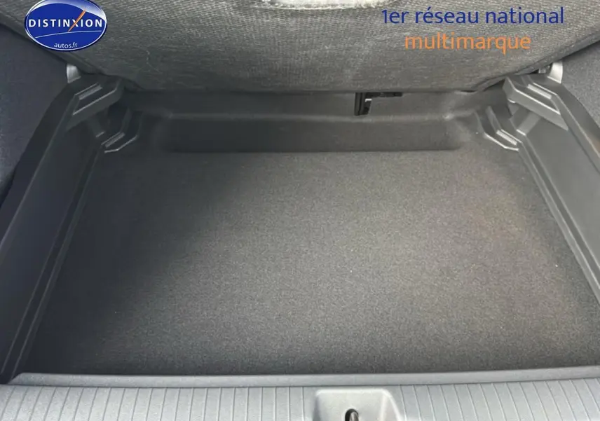 Coffre vide vu de face d'une Citroën C3 Aircross noir 2025, avec tapis de sol et rangements latéraux.