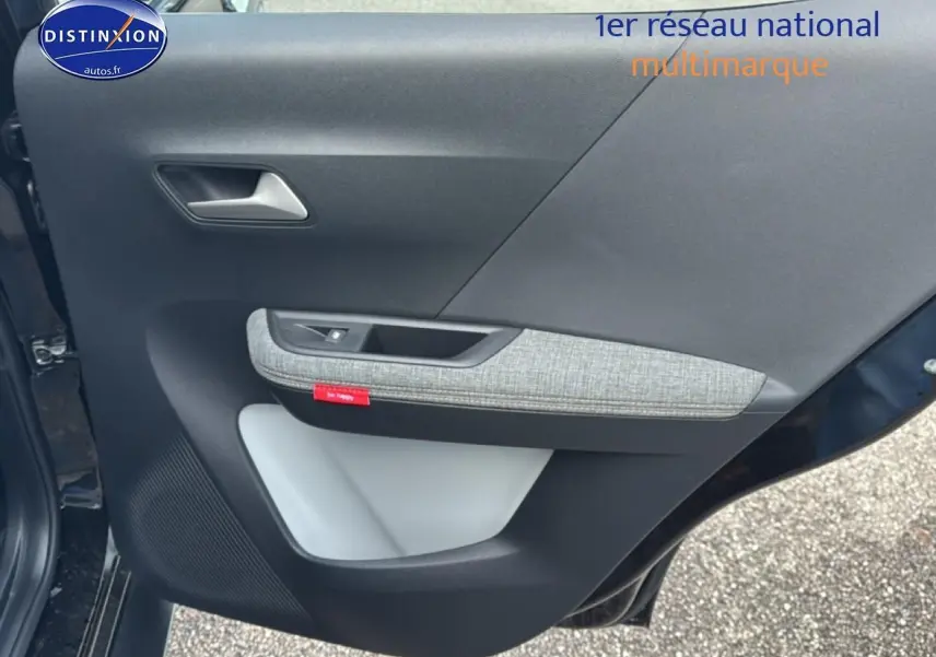 Vue intérieure côté gauche de la porte arrière noire du Citroën C3 Aircross avec insert tissu gris et poignée argentée.