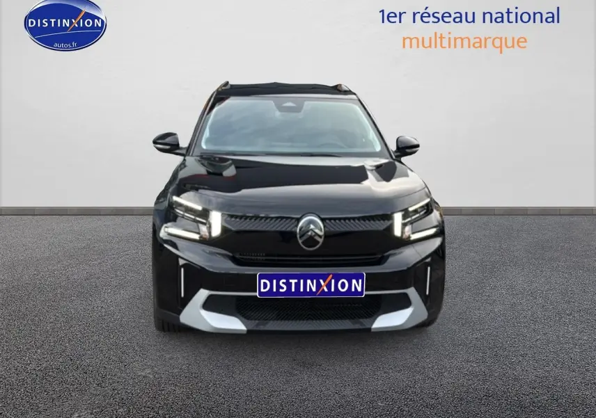 Vue frontale d'un Citroën C3 Aircross noir 2025 avec phares LED et détails argentés sur le pare-chocs.