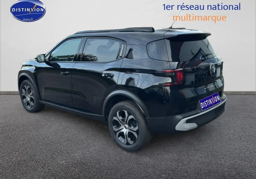Vue 3/4 arrière droite d'un Citroën C3 Aircross noir 2025 avec jantes 17 pouces et feux arrière LED.