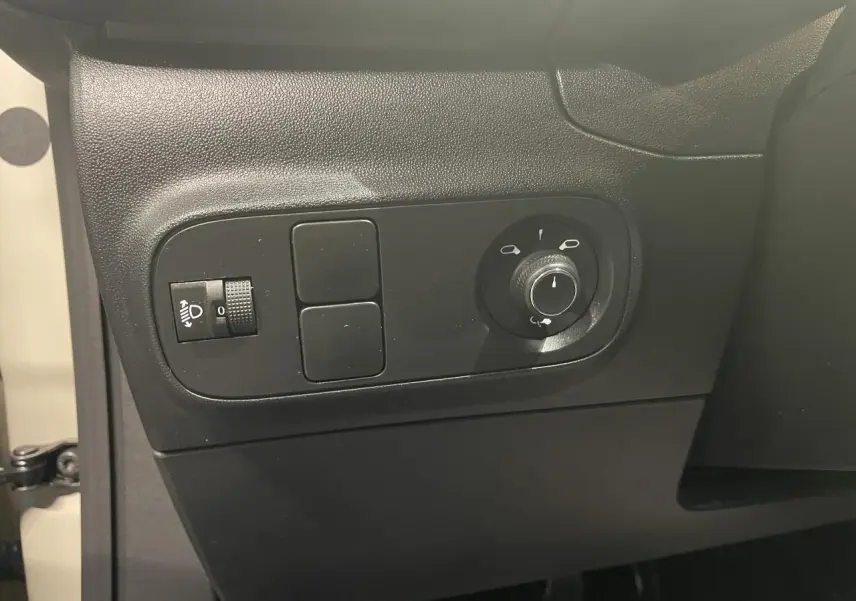 Détail du panneau de commande côté gauche avec réglage des rétroviseurs sur Citroën C3 beige clair 2024.