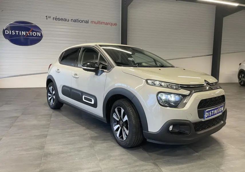 Citroën C3 beige clair vue 3/4 avant droit avec Airbump noir et jantes alliage diamantées.