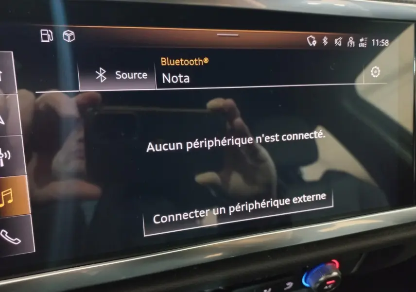 Écran tactile central de l’Audi Q3 blanc 2021 affichant le menu Bluetooth sans périphérique connecté.