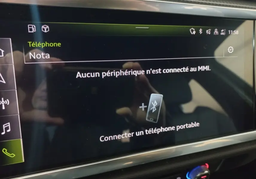 Écran tactile central de l'Audi Q3 blanc 2021 affichant la connexion Bluetooth pour téléphone portable.