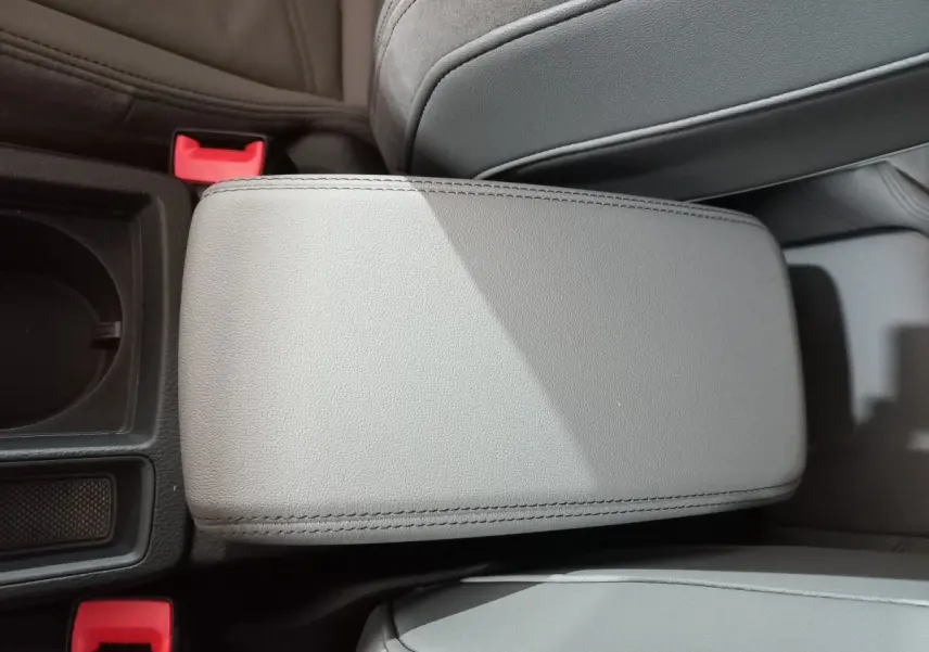 Gros plan sur l'accoudoir central en cuir gris clair de l'Audi Q3 45 TFSI e S line hybride rechargeable.