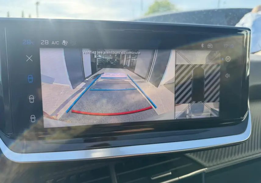 Écran tactile intérieur du Peugeot 2008 Hybrid noir montrant la caméra de recul avec guidage dynamique.