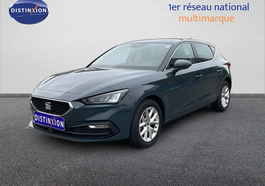 SEAT Leon 2025 gris magnétique métal vue 3/4 avant droit sur fond neutre avec jantes argentées.