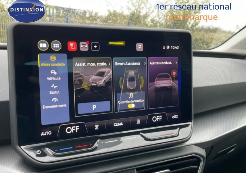 Écran tactile central du tableau de bord du SEAT Leon 2025, affichant les aides à la conduite.