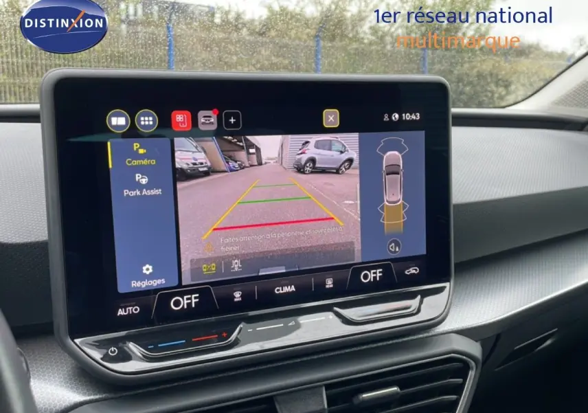 Écran tactile central affichant la caméra de recul et l'assistance au stationnement dans une SEAT Leon gris magnétique 2025.