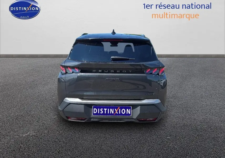 Vue arrière d'un Peugeot 5008 Hybrid 145 GT gris titane avec feux LED caractéristiques et hayon motorisé.