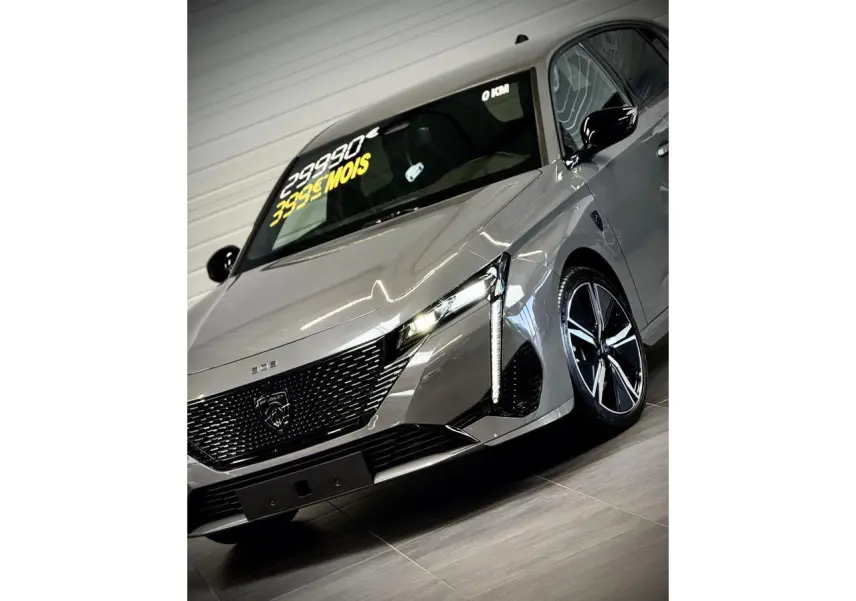 PEUGEOT 308 gris selenium en 3/4 avant droit, avec calandre noire brillante et jantes alliage 18'' Kamakura.
