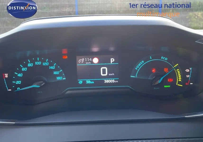 Tableau de bord numérique de Peugeot 208 électrique 2020, affichant vitesse, autonomie et indicateurs de charge.