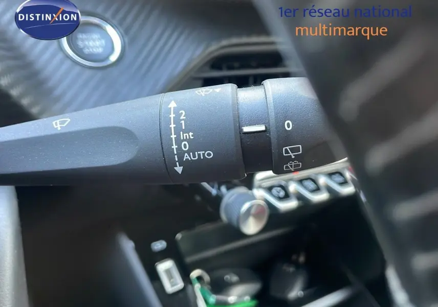 Gros plan sur la commande des essuie-glaces dans l’habitacle gris d’une Peugeot 208 électrique 2020.