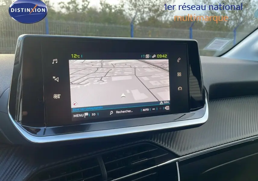 Écran tactile du système de navigation intérieur d'une Peugeot 208 électrique, finition Active Business.
