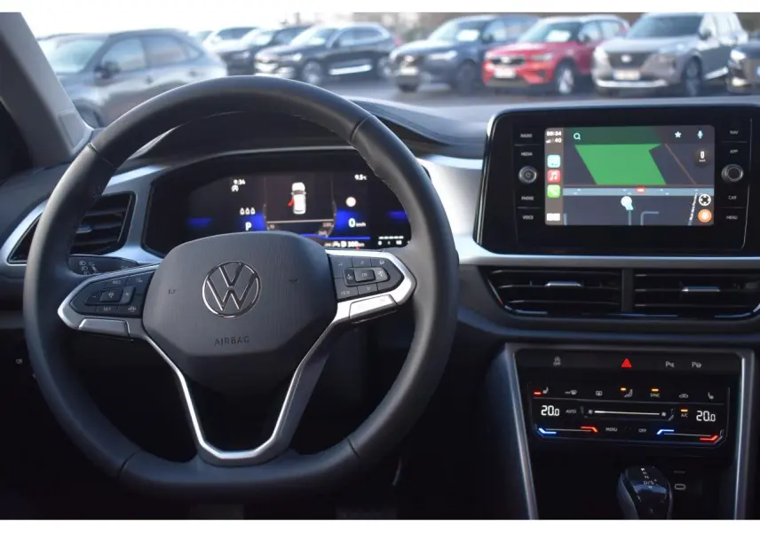 Vue intérieure centrée sur le volant Volkswagen T-Roc 2025 avec écran tactile et tableau de bord digital.
