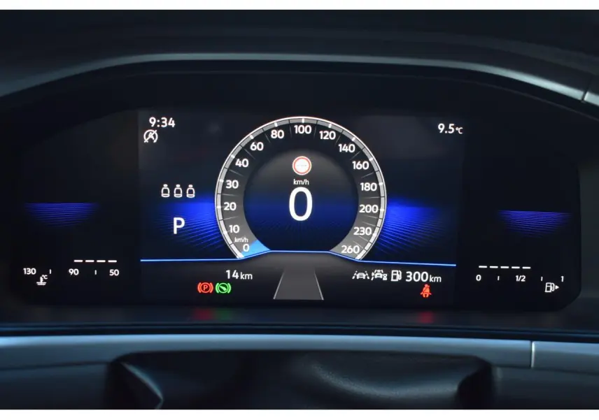 Tableau de bord digital du Volkswagen T-Roc 2025 affichant la vitesse à 0 km/h et les informations de conduite.