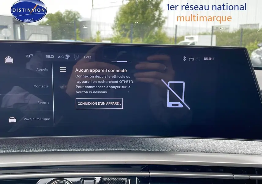 Écran tactile du système multimédia du Peugeot 3008 Hybrid 145 GT e-dcs6 avec affichage de connexion Bluetooth.