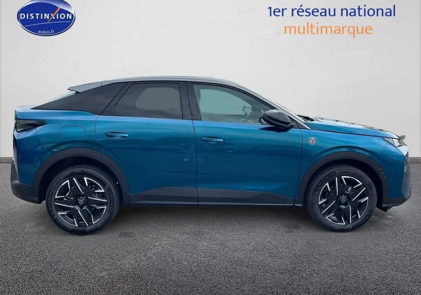 Profil côté droit du Peugeot 3008 Hybrid 145 GT e-dcs6 bleu obsession avec jantes alu et toit noir.
