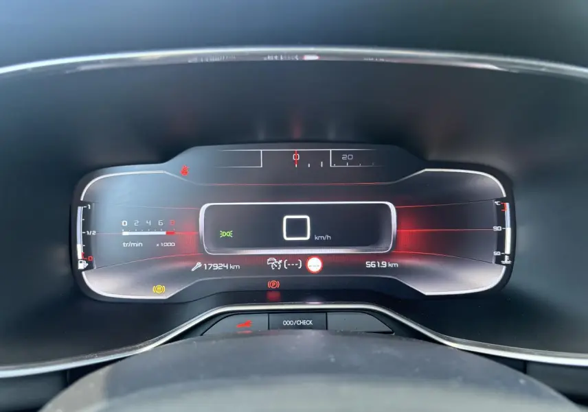 Tableau de bord numérique de la Citroën C5 Aircross noir métallisé, affichant 0 km/h et 17924 km au compteur.