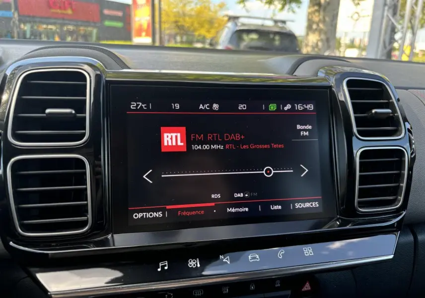Écran tactile central du tableau de bord du Citroën C5 Aircross noir, affichant la radio FM RTL à 16h49.