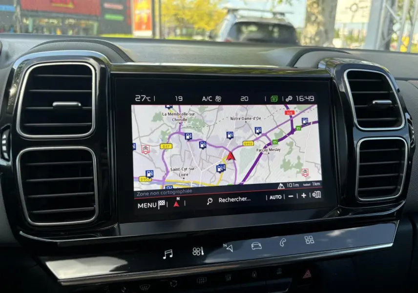 Écran tactile central du tableau de bord du Citroën C5 Aircross 2019, affichant la navigation GPS en plein jour.