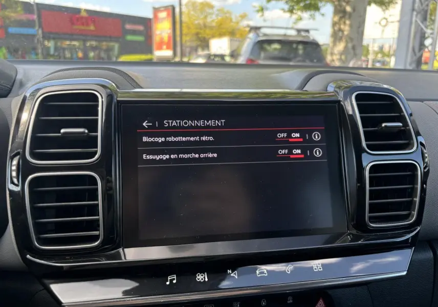 Écran tactile central du Citroën C5 Aircross noir, affichant les options de stationnement avec aérateurs latéraux visibles.