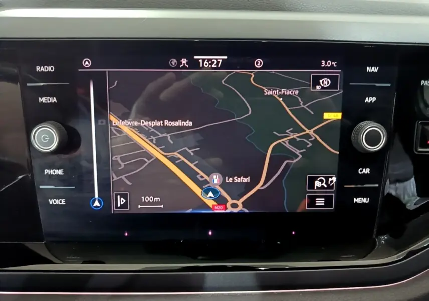 Écran tactile central du tableau de bord du Volkswagen Taigo blanc, affichant la navigation GPS en mode 3D.