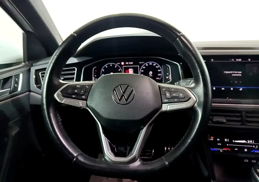 Vue rapprochée du volant en cuir noir multifonctions du Volkswagen Taigo 1.0 TSI 110 DSG R-Line de 2022.