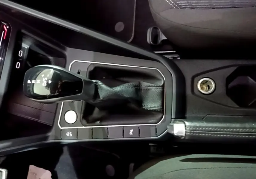 Vue rapprochée du levier de vitesses automatique DSG et frein à main cuir dans le Volkswagen Taigo blanc 2022.