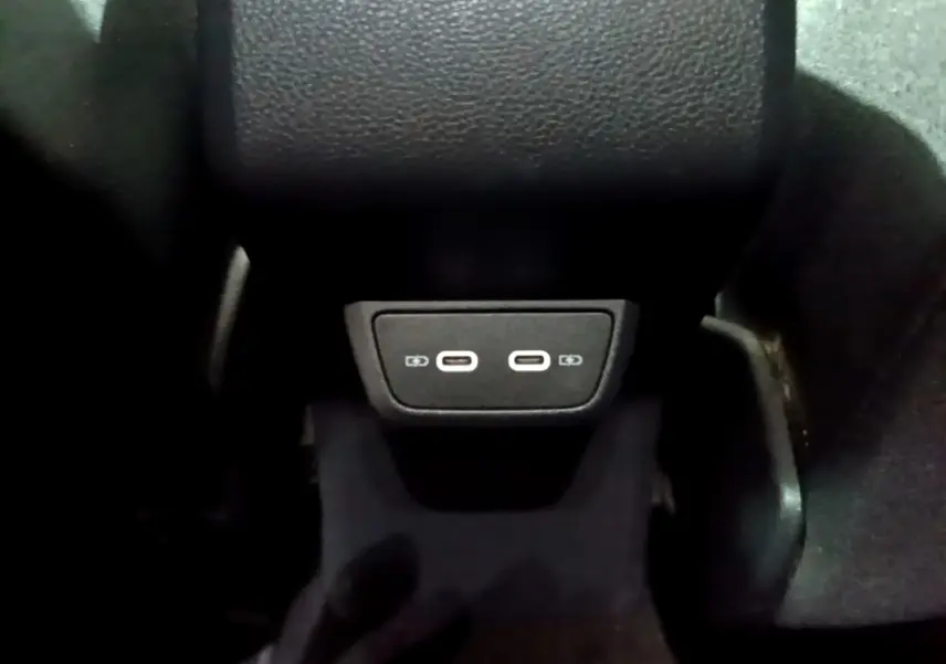 Gros plan sur les ports USB arrière doubles du Volkswagen Taigo blanc, version 1.0 TSI 110 DSG R-Line.