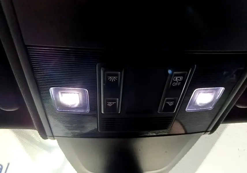 Vue intérieure en gros plan du plafonnier avec éclairage et commandes dans un Volkswagen Taigo blanc 2022.