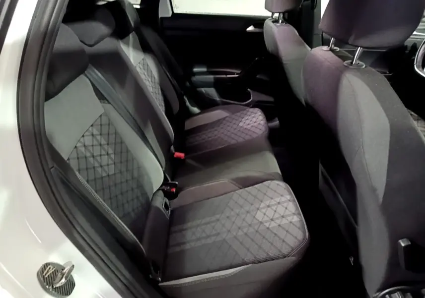 Vue intérieure côté gauche des sièges arrière noirs à motifs géométriques du Volkswagen Taigo blanc 2022.