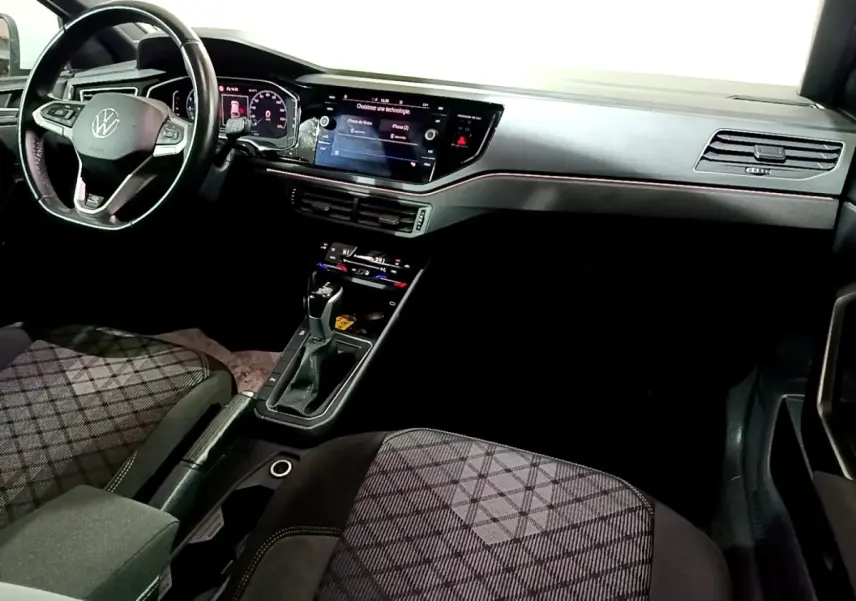 Vue intérieure côté conducteur du Volkswagen Taigo 1.0 TSI 110 DSG R-Line avec volant cuir alu et tableau de bord digital.