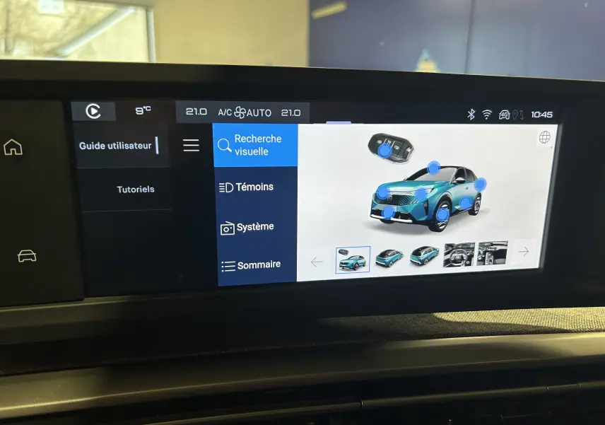 Écran tactile intérieur affichant un menu d’aide avec une image 3D bleue du Peugeot 5008 vue de trois quarts avant.