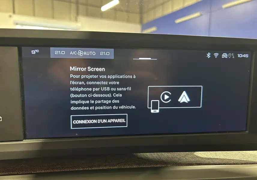 Écran tactile intérieur du Peugeot 5008 III Hybrid 145, affichant la fonction Mirror Screen en mode connecté.