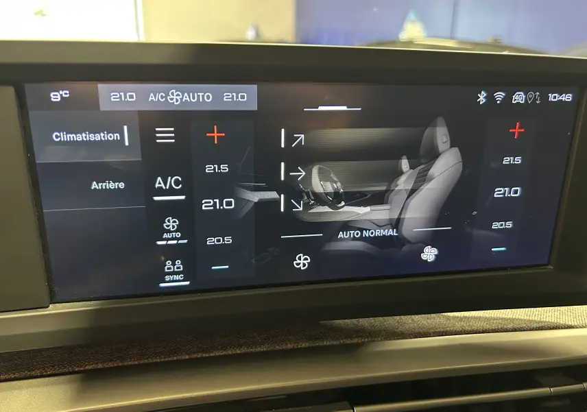 Écran tactile intérieur du Peugeot 5008 hybride 2025 affichant les réglages de climatisation automatique.