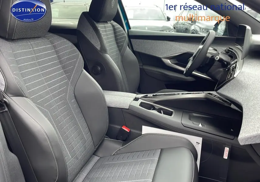 Intérieur avant du Peugeot 3008 Hybrid 145 GT e-dcs6 avec sièges cuir et tissu gris, volant multifonction et tableau de bord moderne.