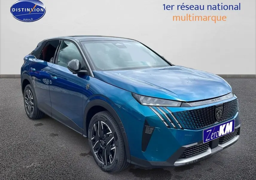 Peugeot 3008 Hybrid 145 GT bleu obsession en 3/4 avant, avec calandre noire et jantes alu distinctives.