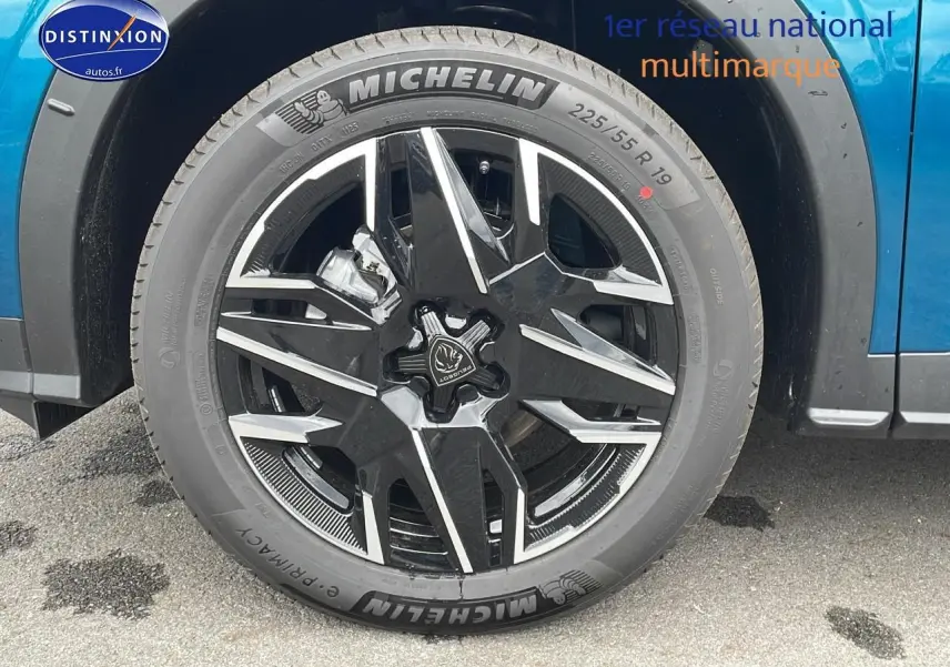 Gros plan sur la roue avant gauche du Peugeot 3008 Hybrid 145 GT e-dcs6 bleu obsession avec jante alu noire et argent.