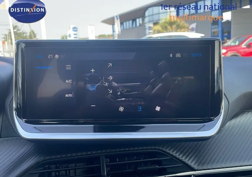 Écran tactile central du tableau de bord du Peugeot 2008 gris Artense, affichant les réglages de climatisation.