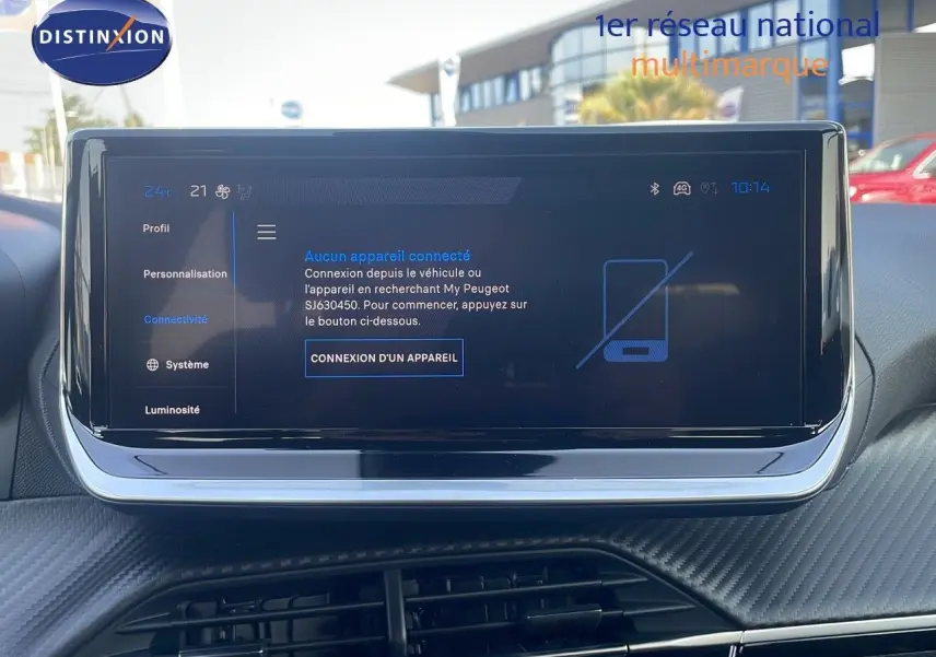 Écran tactile central du tableau de bord du Peugeot 2008 gris Artense, affichant le menu de connexion Bluetooth.